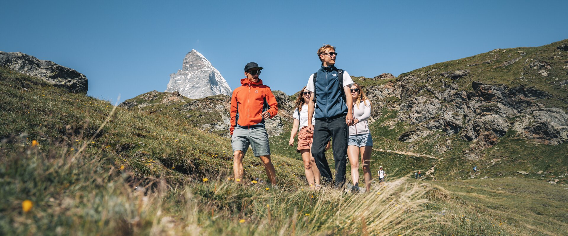 Escursione con gli amici sul Schwarzsee con il Cervino sullo sfondo | © Gabriel Perren