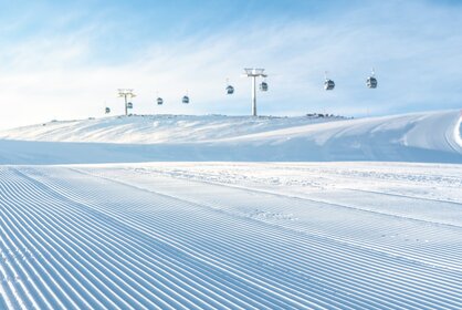 The freshly prepared slopes are ready for the first ride | © Christian Bürgi