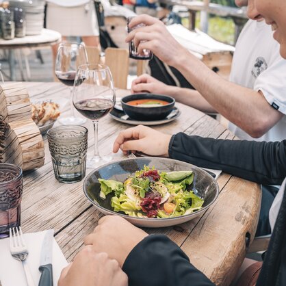 Gourmet Pass Findeln | © Zermatt Bergbahnen  Leckere Vorspeise gemeinsam geniessen  | © Zermatt Bergbahnen