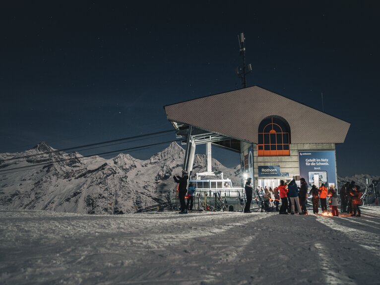 Illuminated Rothorn station in the darkness | © Gabriel_Perren