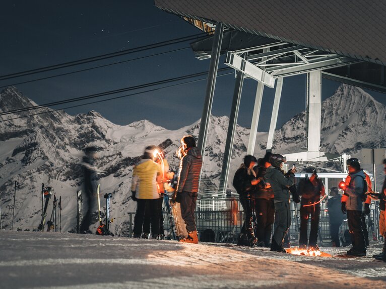 Illuminated Rothorn station with Weisshorn and Zinalrothorn in the background | © Gabriel_Perren