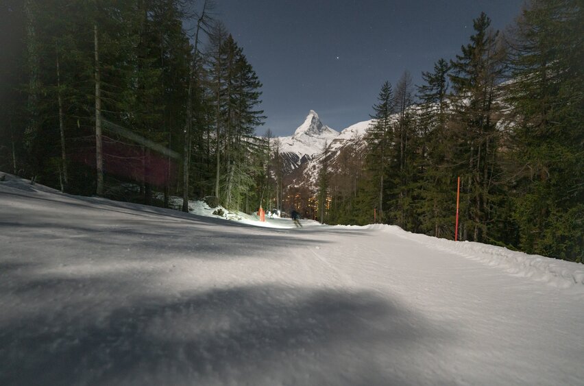Moonlight descent | © Gabriel_Perren Slope in the dark with a skier , the Matterhorn in the background | © Gabriel_Perren