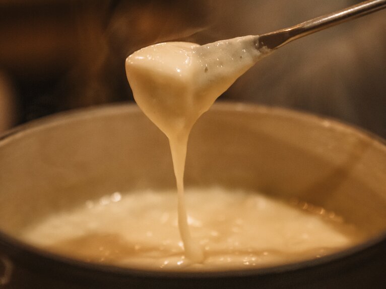 Fondue pot with fork | © Gabriel_Perren