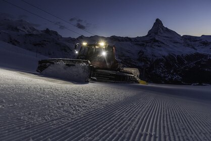 Snow groomer distributes the snow | © Zermatt Bergbahnen
