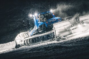 Pistenfahrzeug in Action im Schnee | © Zermatt Bergbahnen