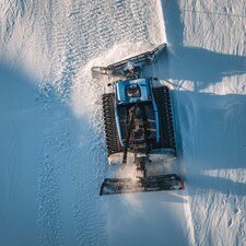 Pistenfahrzeug von oben bei der Arbeit | © Zermatt Bergbahnen