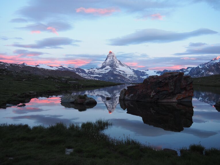 Lever de soleil au Stellisee - Le Cervin se reflète dans le Stellisee avec sommet enneigé, nuages et ambiance matinale | © Zermatt Bergbahnen