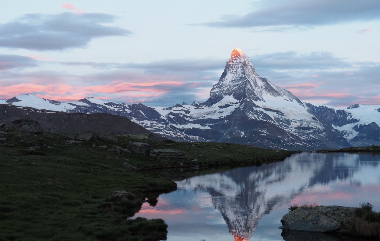 Spiegelung des beschneiten Matterhorns beim Sonnenaufgang am Stellisee | © Zermatt Bergbahnen