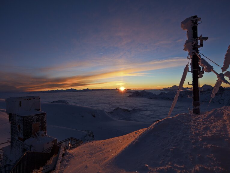 Le coucher de soleil sur la plate-forme panoramique à 360 degrés du Matterhorn Glacier Paradise. | © Basic Home Production