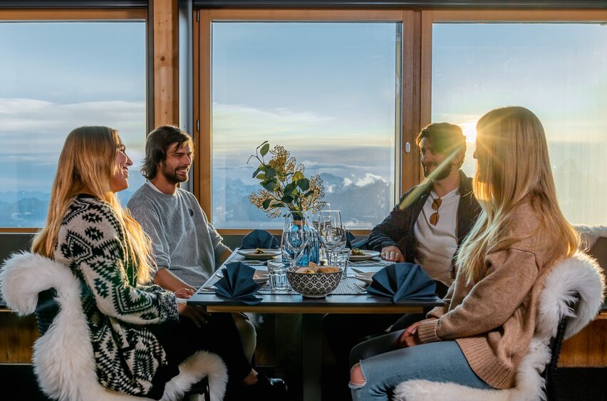 Sunset Dinner | © Basic Home Production Two couples sitting at the table of the Glacier Paradise Restaurant at sunset | © Basic Home Production