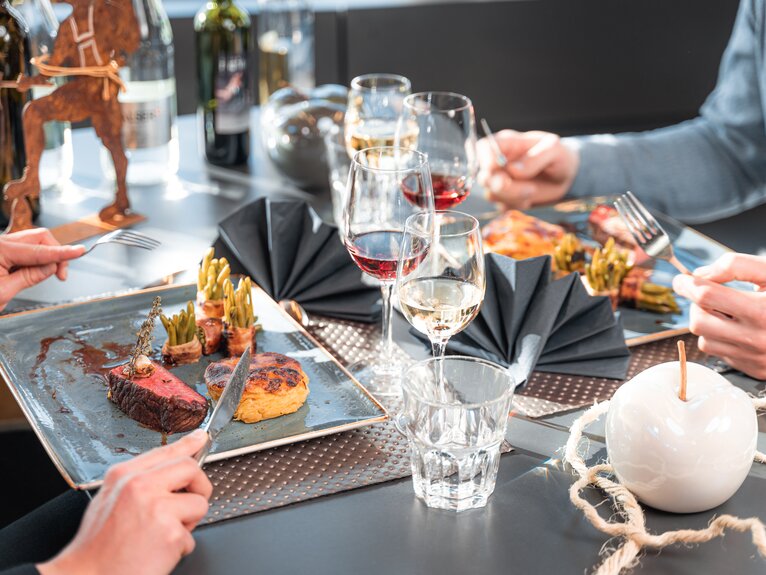 Le plat principal du Sunset Dinner au restaurant Matterhorn Glacier Paradise | © Basic Home Production