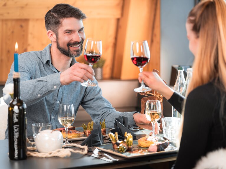 Un couple porte un toast avec un verre de vin lors du Sunset Dinner au Matterhorn Glacier Paradise. | © Basic Home Production
