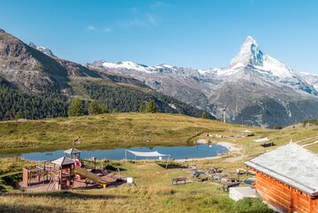 Le parc d'aventure Wolli au bord du lac Leisee avec une aire de jeux et une vue parfaite sur le Cervin.  | © Basic Home Production