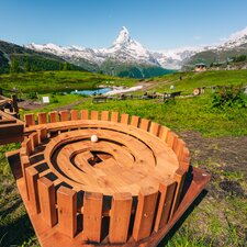 Spiralförmige Strecke der Kugelbahn mit dem Matterhorn im Hintergrund  | © Zermatt Bergbahnen