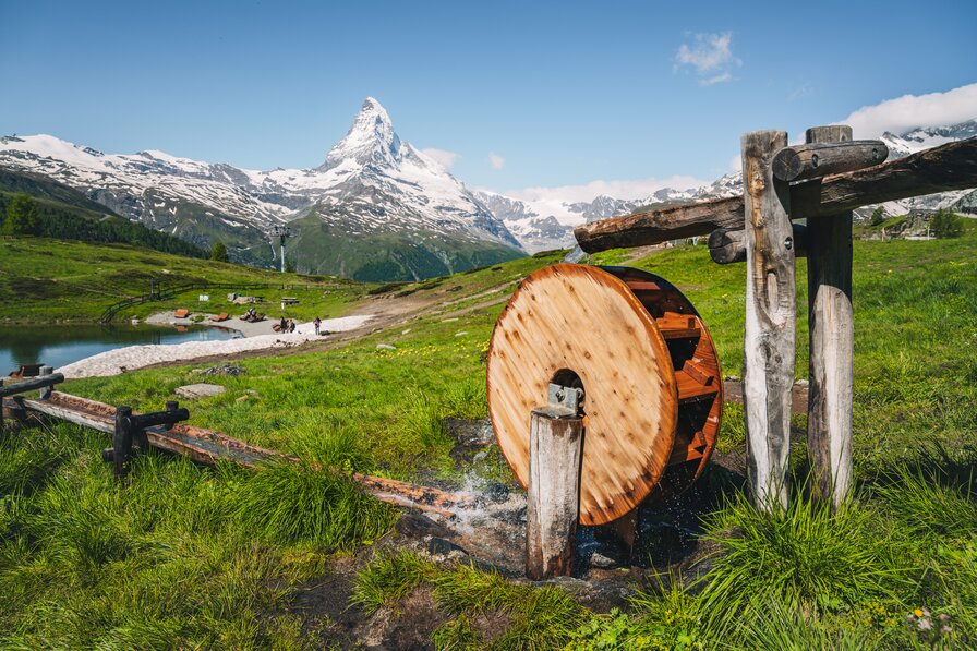 Hölzernes Wasserrad für Spiel und Spass am Leisee  | © Zermatt Bergbahnen 