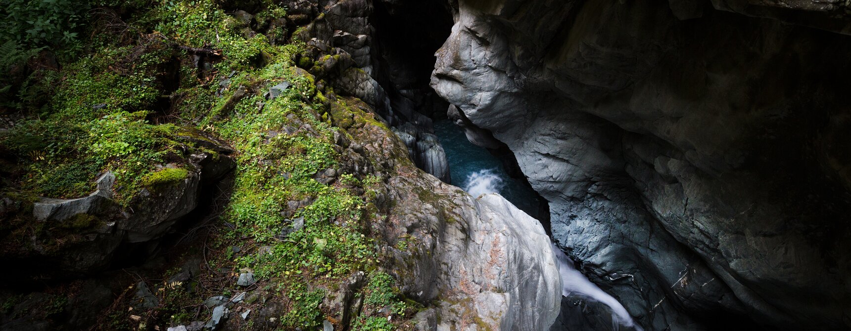 Gornerschlucht blaues Wasserspiel zwischen Fauna und Fels | © Pascal Gertschen 