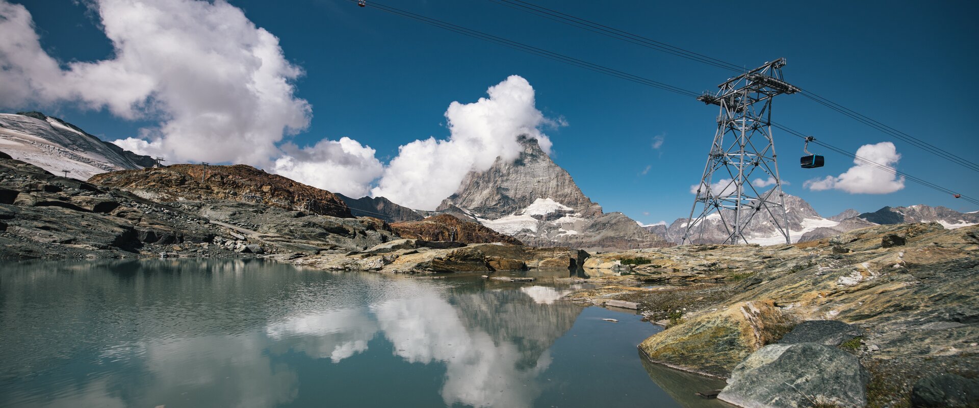 Il lago Theodulsee sul Trockener Steg, il Cervino e le gondole del Glacier Ride | © Mitch Pitmann