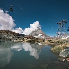 Der Theodulsee auf Trockener Steg, das Matterhorn und die Gondeln der Glacier Ride | © Mitch Pitmann