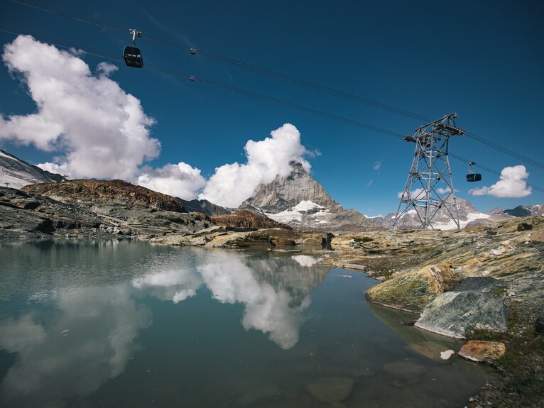 Der Theodulsee auf Trockener Steg, das Matterhorn und die Gondeln der Glacier Ride | © Mitch Pitmann
