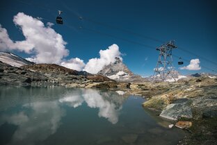 The Theodulsee on Trockener Steg, the Matterhorn and the gondolas of the Glacier Ride | © Mitch Pitmann