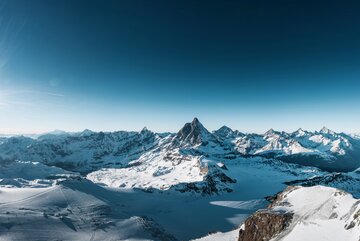 Le Matterhorn Alpine Crossing offre un paysage de glaciers à couper le souffle et une vue sur plusieurs sommets de plus de 4000 mètres.  | © Gabriel Perren