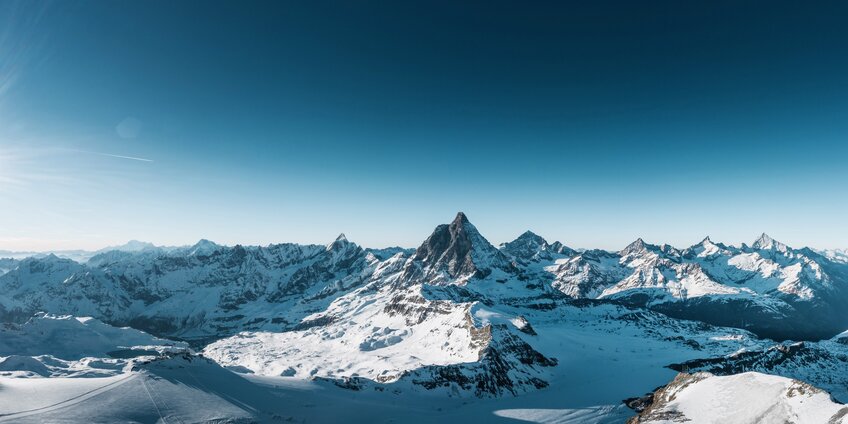 Un paesaggio glaciale mozzafiato con una vista su diverse cime di quattromila metri può essere visto sulla traversata alpina del Cervino.  | © Gabriel Perren