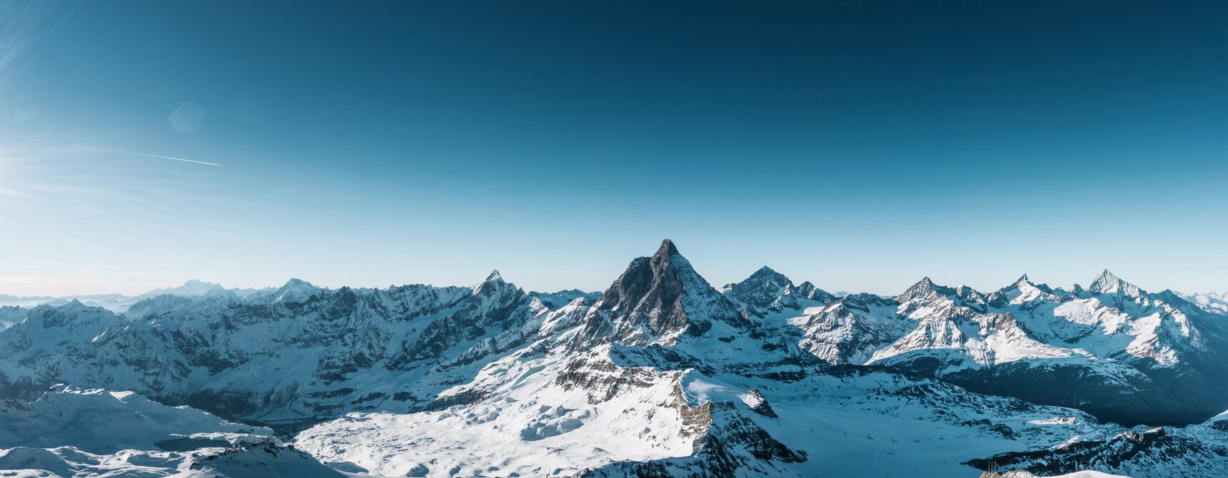 Eine atemberaubende Gletscherlandschaft mit einem Ausblick auf etliche Viertausender zeigt sich beim Matterhorn Alpine Crossing.  | © Gabriel Perren