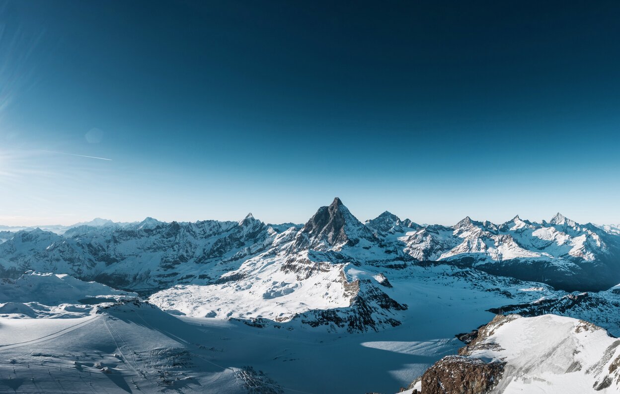 Eine atemberaubende Gletscherlandschaft mit einem Ausblick auf etliche Viertausender zeigt sich beim Matterhorn Alpine Crossing.  | © Gabriel Perren