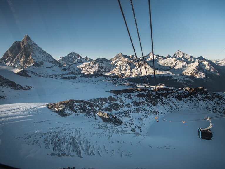 Die Glacier Ride und im Hintergrund das Matterhorn und umliegende Viertausender. | © Christian Schartner