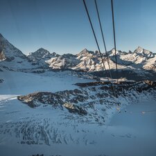 Die Glacier Ride und im Hintergrund das Matterhorn und umliegende Viertausender. | © Christian Schartner