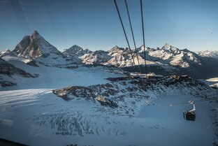 The Glacier Ride with the Matterhorn and surrounding four-thousand-metre peaks in the background. | © Christian Schartner