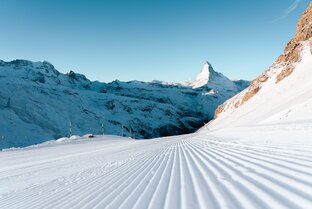 Freshly groomed Rotweng piste with the Matterhorn in the background | © Christian Bürgi