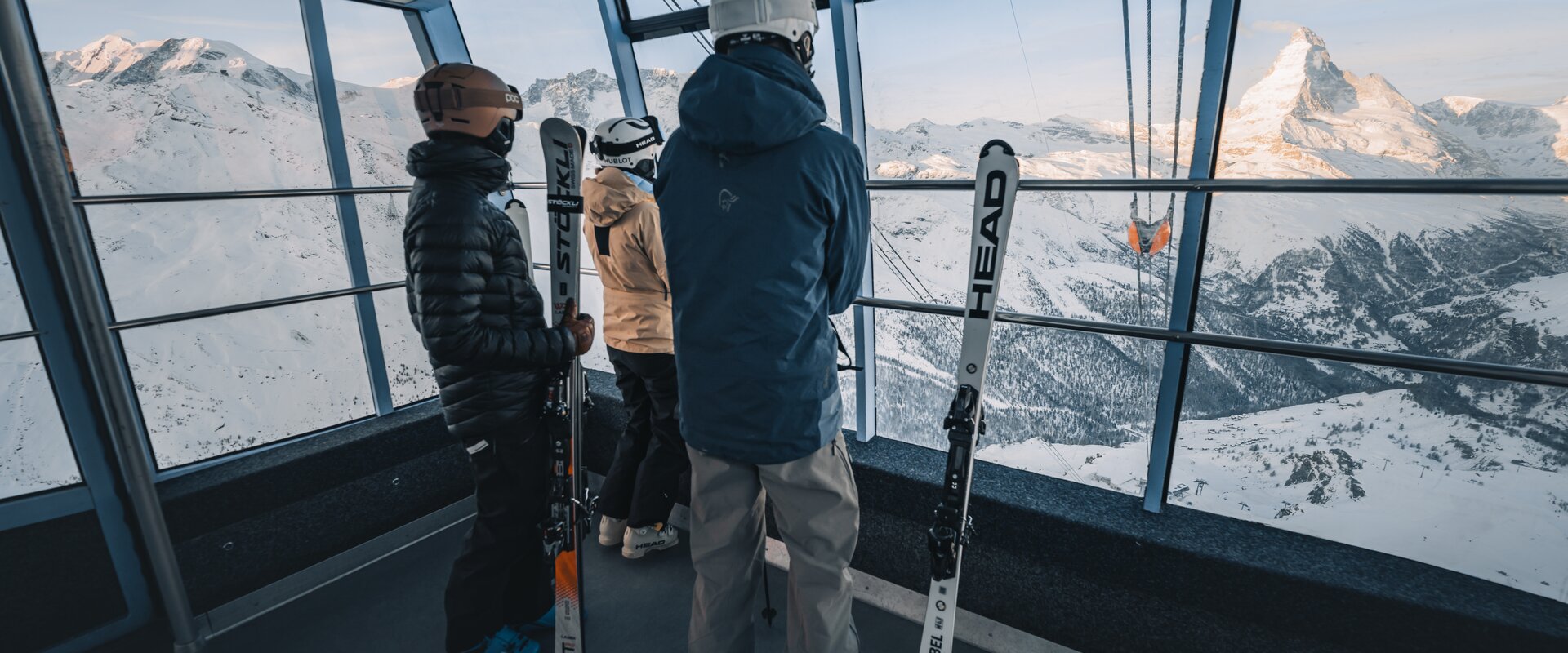 Drei Skifahrer schauen von der Rothornbahn aufs Matterhorn | © Gabriel Perren