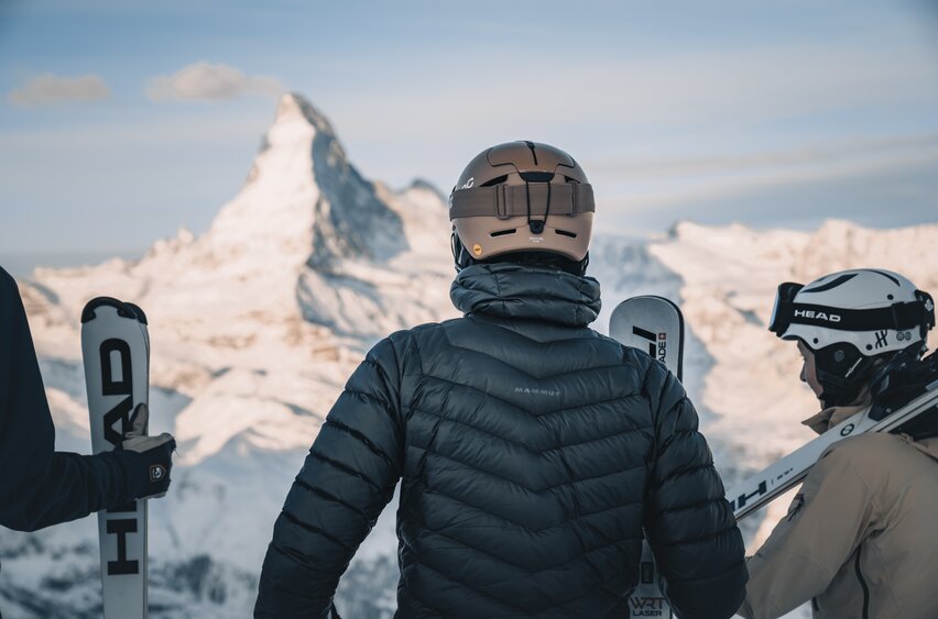Skifahrer blicken vom Rothorn aus auf das Matterhorn | © Gabriel Perren