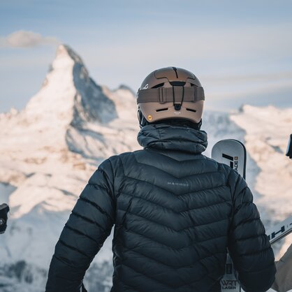 Skiers look down on the Matterhorn from the Rothorn | © Gabriel Perren