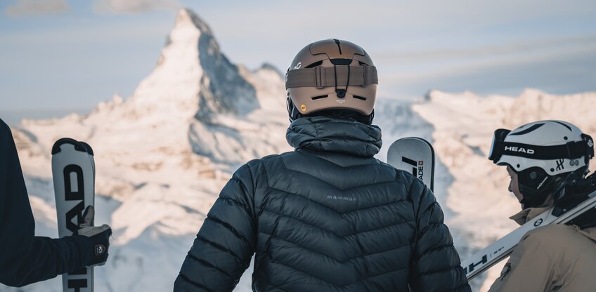 Skifahrer blicken vom Rothorn aus auf das Matterhorn | © Gabriel Perren