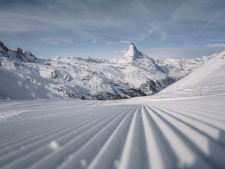 Freshly groomed slopes and the Matterhorn in the background.  | © Zermatt Bergbahnen 