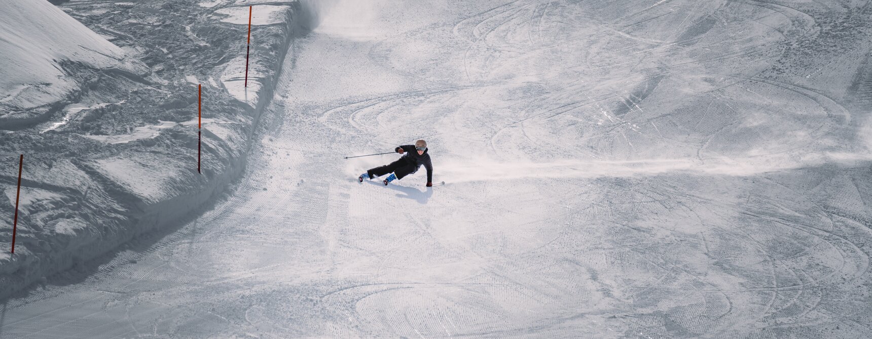 A skier makes a carved left turn.  | © Zermatt Bergbahnen
