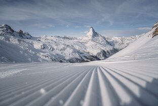 Freshly groomed piste with the Matterhorn in the background. | © Zermatt Bergbahnen