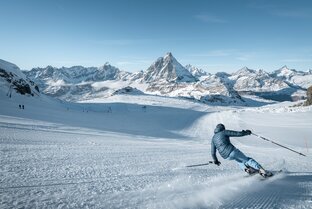 A skier makes beautiful turns down the Matterhorn Glacier Paradise slope.  | © Pascal Gertschen