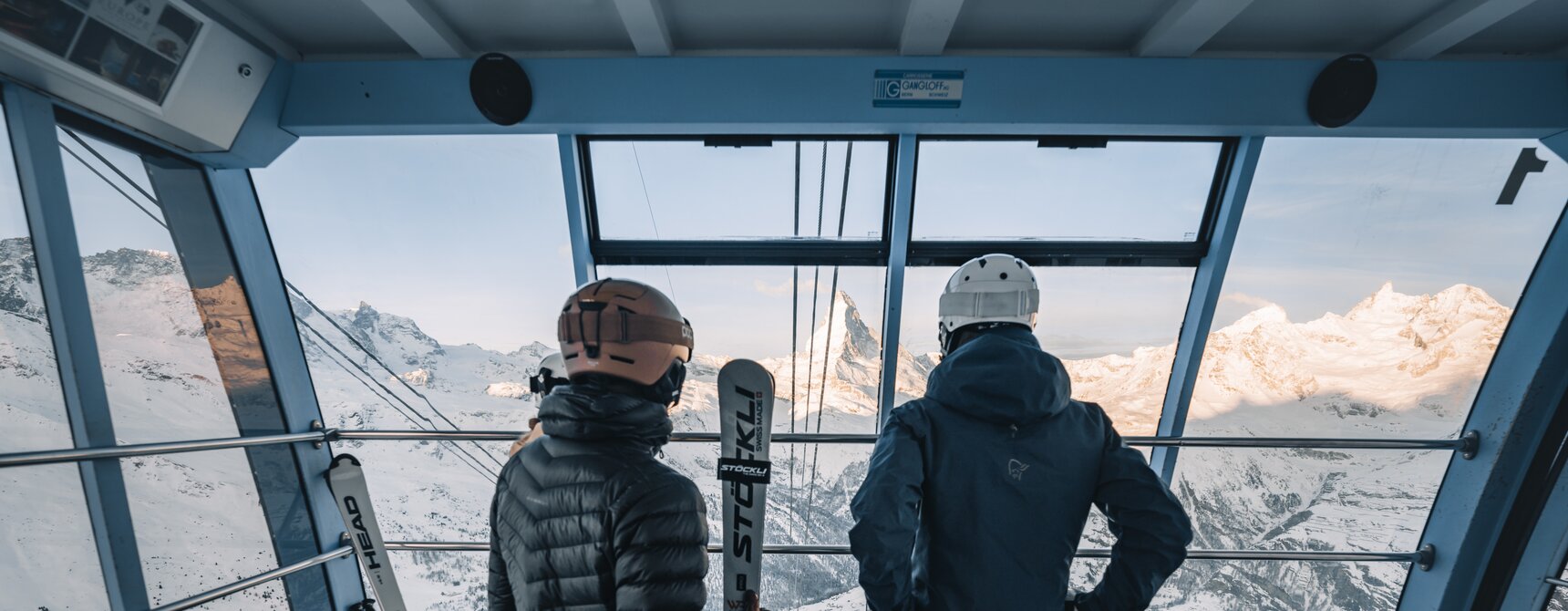 Zwei Skifahrer schauen von der Rothornbahn aufs Matterhorn | © Gabriel Perren