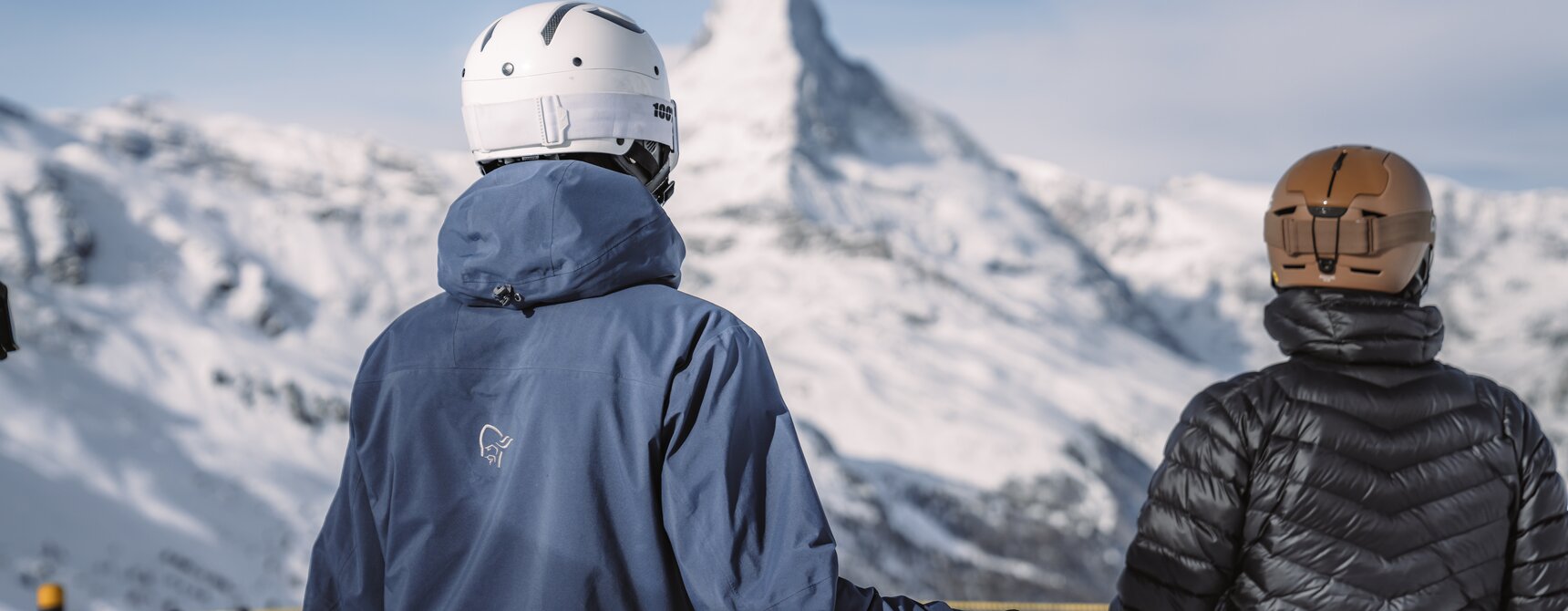 Zwei Gäste geniessen den Ausblick auf das Matterhorn beim Skifahren.  | © Gabriel Perren