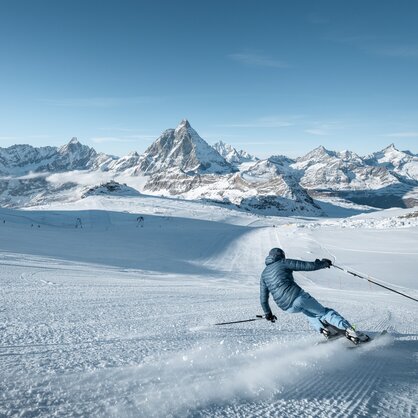 Faire du ski au Matterhorn Ski Paradise | © Pascal Gertschen Un skieur effectue de belles courbes sur la piste Matterhorn Glacier Paradise.  | © Pascal Gertschen