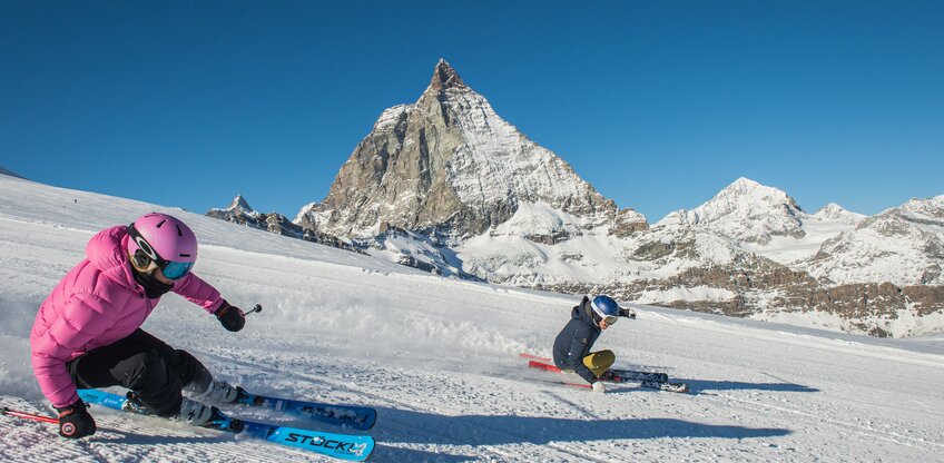 Deux personnes font du ski avec le Cervin en arrière-plan.  | © Michael Portmann