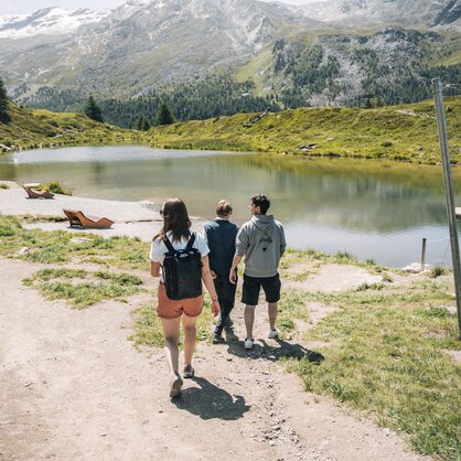 Hiking with friends on the Sunnegga near Leisee | © Gabriel Perren