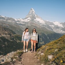 Hiking in Rothorn Paradise with the Matterhorn in the background | © Gabriel Perren