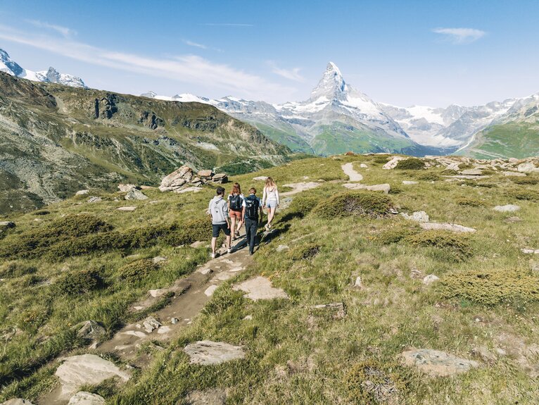 Wandern mit Blick auf das Matterhorn  | © Gabriel Perren