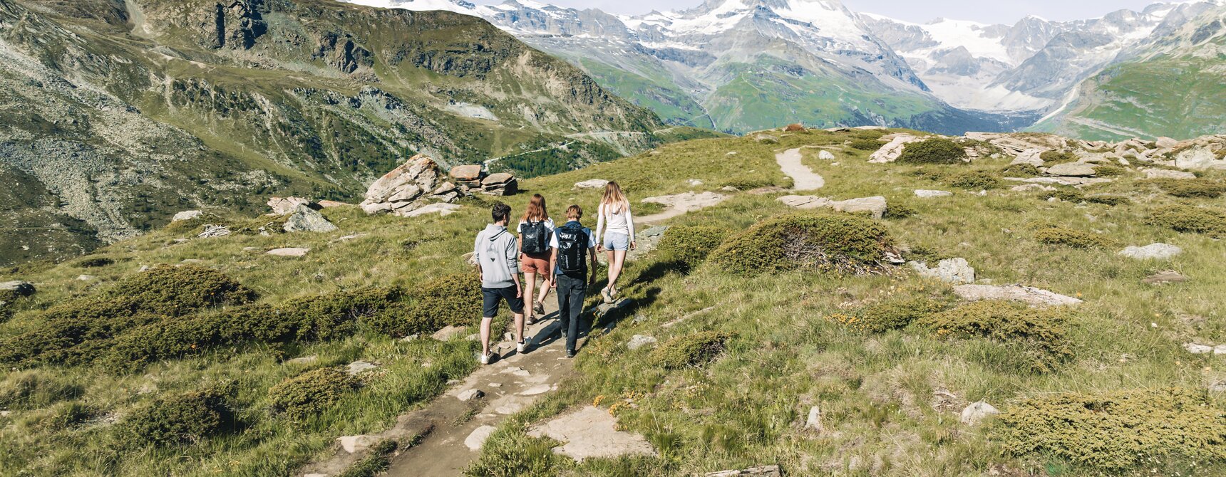 Wandern mit Blick auf das Matterhorn  | © Gabriel Perren