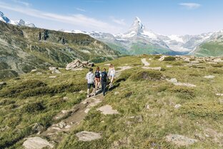 Hiking with a view of the Matterhorn  | © Gabriel Perren