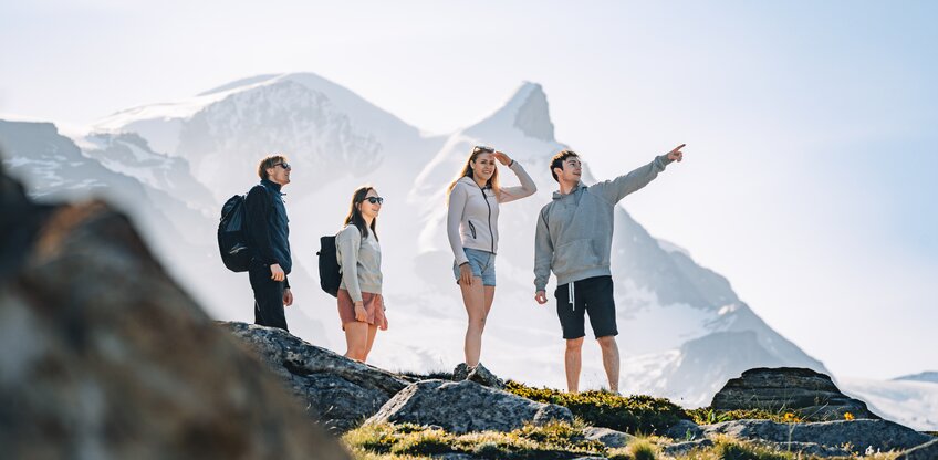 Hiking together in the untouched nature | © Gabriel Perren